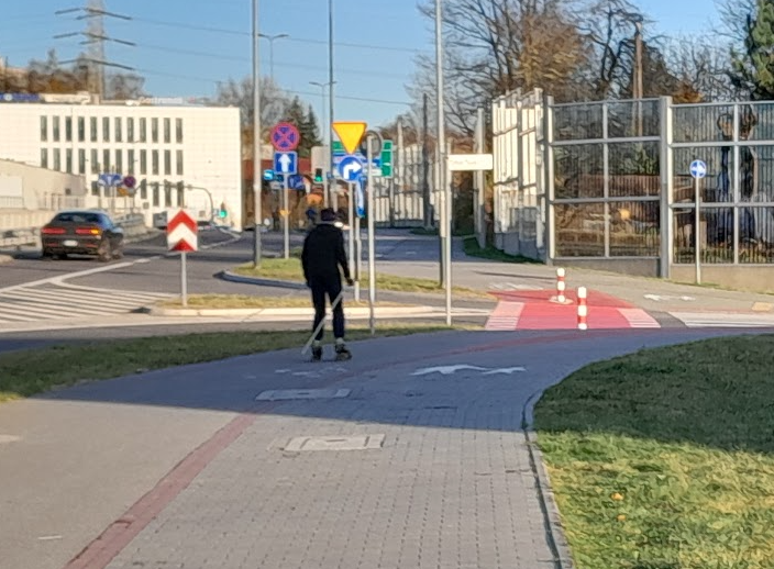Czerwony dywan dla rowerzystów. Przejazd przez ulicę.